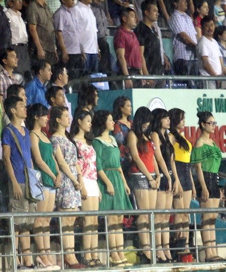 Dàn người mẫu xinh đẹp đội mưa cổ vũ cho các cầu thủ Sài Gòn Xuân Thành